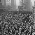 Folla a Times Square celebrare la resa della Germania, 7 maggio 1945