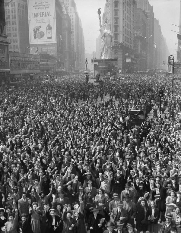 Folla a Times Square celebrare la resa della Germania, 7 maggio 1945