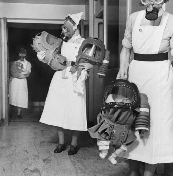 Maschere antigas per bambini testati in un ospedale inglese, 1940