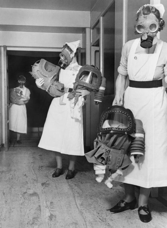 Maschere antigas per bambini testati in un ospedale inglese, 1940