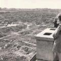 Una ragazza si affaccia sulle rovine del ghetto di Varsavia nel 1945