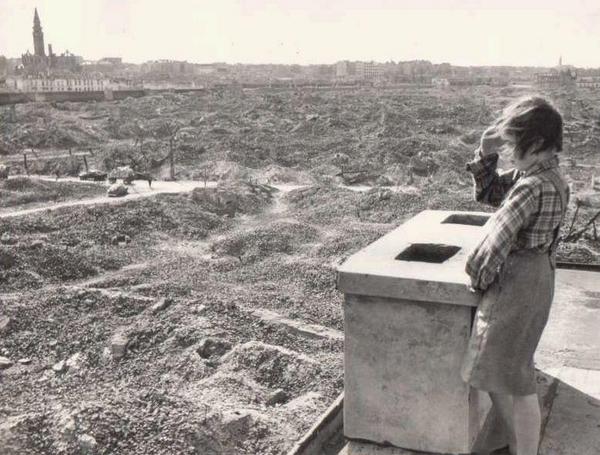Una ragazza si affaccia sulle rovine del ghetto di Varsavia nel 1945