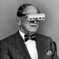 L’inventore Hugo Gernsback fa una dimostrazione dei suoi occhiali televisione, 1963