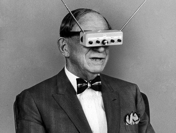 L'inventore Hugo Gernsback fa una dimostrazione dei suoi occhiali televisione, 1963
