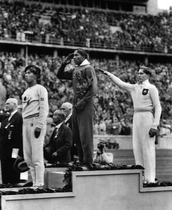 Jesse Owens vince l'oro nella Germania nazista