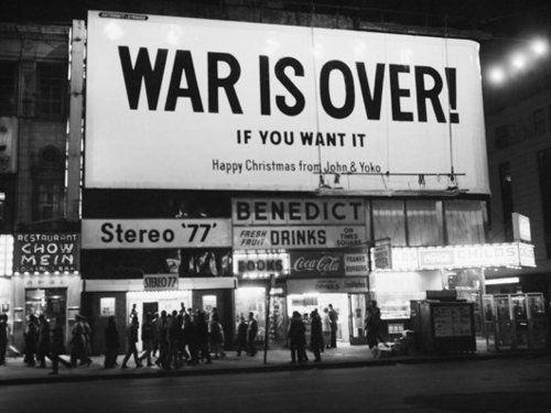 Il cartellone pensato da John Lennon e Yoko Ono al Times Square, New York, 1969