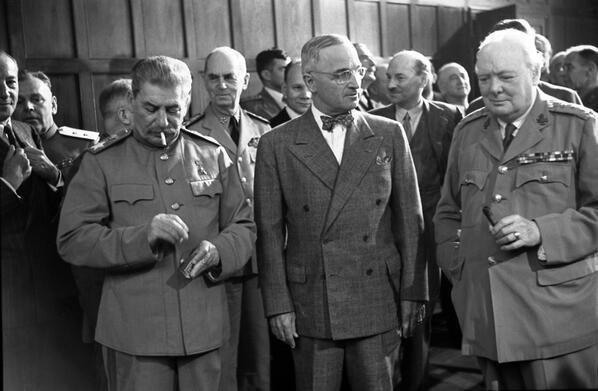 Joseph Stalin, Harry Truman e Winston Churchill alla conferenza di Potsdam del 1945