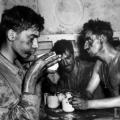 Marine bevono un caffè dopo 2 giorni e 2 notti di combattimento nell’atollo Eniwetok nel 1944, la Seconda Guerra Mondiale
