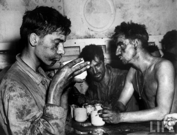 Marine bevono un caffè dopo 2 giorni e 2 notti di combattimento nell'atollo Eniwetok nel 1944, la Seconda Guerra Mondiale