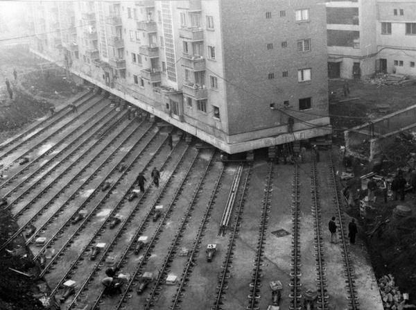 Spostamento di un condominio 7.600 tonnellate per creare un viale di Alba Iulia, Romania 1987