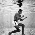 Muhammad Ali si allena in una piscina al Sir John Hotel, Miami, 1961 (Foto di flip Schulke)