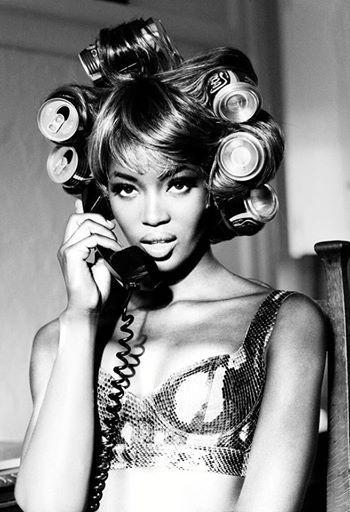Naomi Campbell con barattoli di Coca Cola come bigodini, 1991