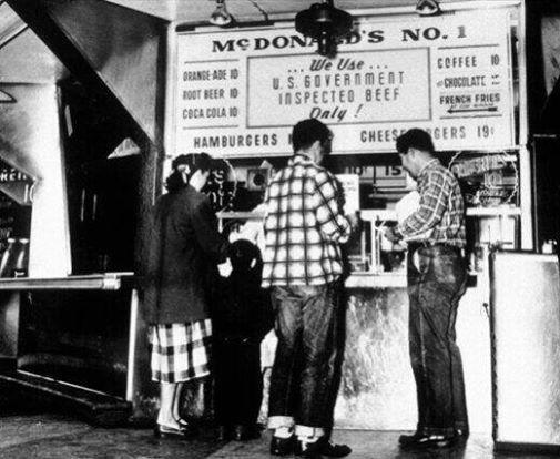 Ordinazione di alcuni cheeseburger a 19 cent nel primo McDonald, 1948
