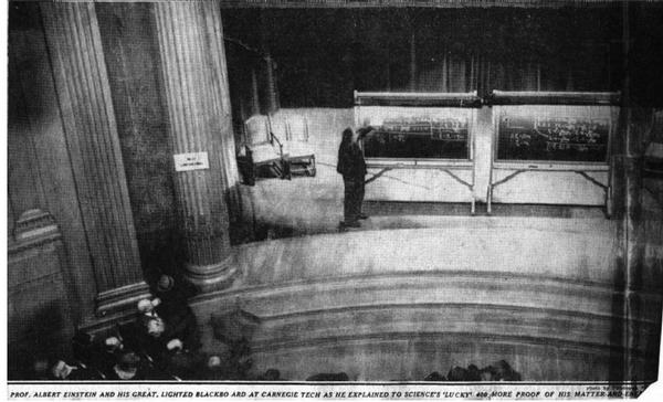 L'unica foto conosciuta di Albert Einstein con la sua equazione E = MC ^ 2 nel 1934