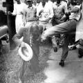 Agitatori bianchi danno calci a un uomo nero in Arkansas durante le proteste di desgregazione razziale nel settembre 1957
