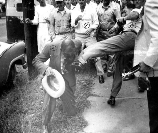 Agitatori bianchi danno calci a un uomo nero in Arkansas durante le proteste di desgregazione razziale nel settembre 1957