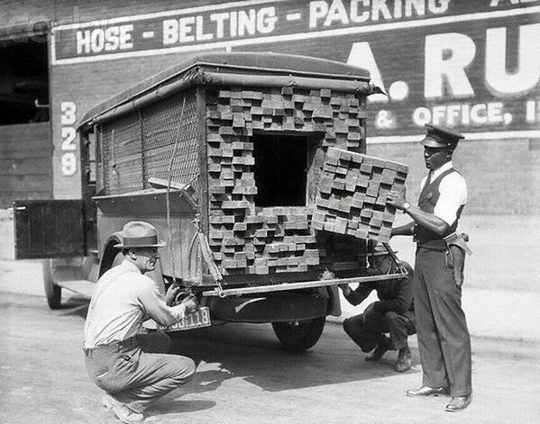Un agente federale ispeziona un camion di legname dopo aver sentito odore di alcol durante il periodo di divieto, Los Angeles, 1926