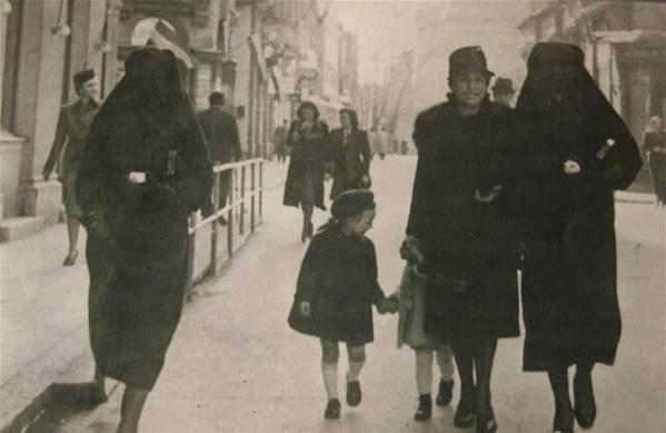 Una donna musulmana copre la stella gialla del suo vicino di casa ebreo con il velo per proteggerla, Sarajevo 1941
