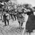 Una donna dà fiori a un soldato tedesco che sta partendo per il fronte, Berlino, agosto 1914
