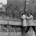 Una giovane coppia di Berlino Ovest sul muro parla con la madre della donna che sta a Berlino Est, 1960
