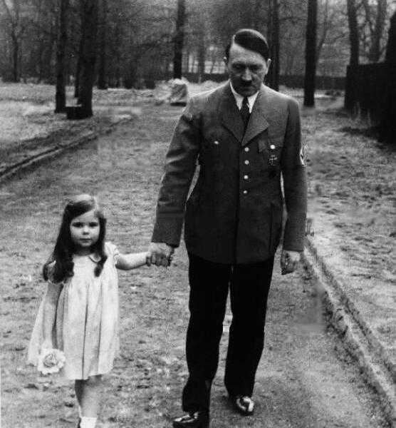 Adolf Hitler durante una passeggiata con Helga Goebbels 1936