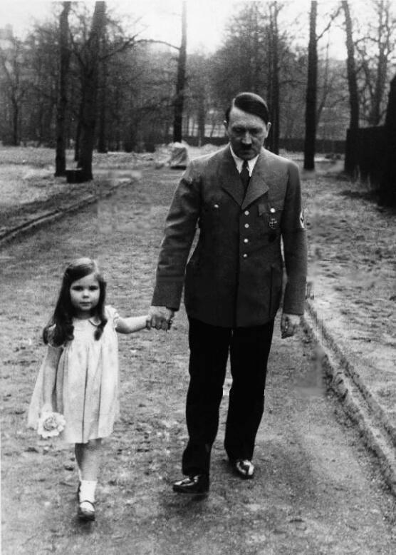 Adolf Hitler durante una passeggiata con Helga Goebbels 1936