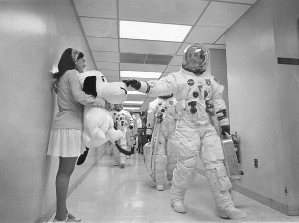 Tom Stafford, comandante di Apollo 10, accarezza il naso di uno Snoopy gigante prima del lancio. 1969