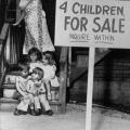 Bambini in vendita a Chicago, 1948. Alcuni genitori hanno venduto i loro figli a causa della povertà