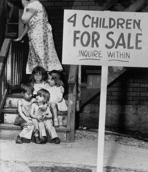 Bambini in vendita a Chicago, 1948. Alcuni genitori hanno venduto i loro figli a causa della povertà