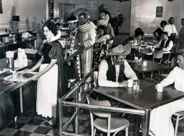 Dipendenti di Disneyland in una caffetteria nel 1961