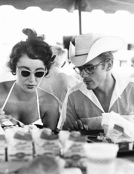 Elizabeth Taylor e James Dean sul ​​set di Giant, 1955