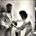 Elvis Presley aiuta Muhammad Ali a indossare la veste di  “Campione del Popolo” (14 febbraio 1973)
