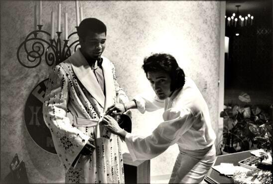 Elvis Presley aiuta Muhammad Ali a indossare la veste di "Campione del Popolo" (14 febbraio 1973)