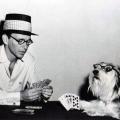 Frank Sinatra gioca a carte col suo cane