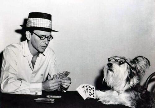 Frank Sinatra gioca a carte col suo cane