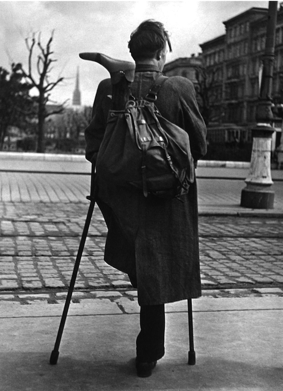 Soldato di ritorno dalla guerra, Vienna, 1946-1948 (foto di Ernst Haas)