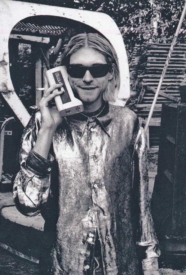 Kurt Cobain parla al cellulare