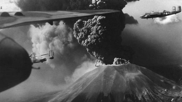L'eruzione del Vesuvio immortalata dai piloti americani della seconda guerra mondiale, marzo 1944