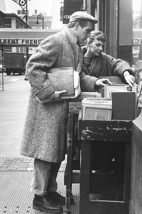 Paul Newman e Joanne Woodward fanno shopping di dischi a Parigi, fotografia di Gordon Parks, 1959