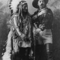 Toro Seduto e Buffalo Bill in posa insieme nel 1885