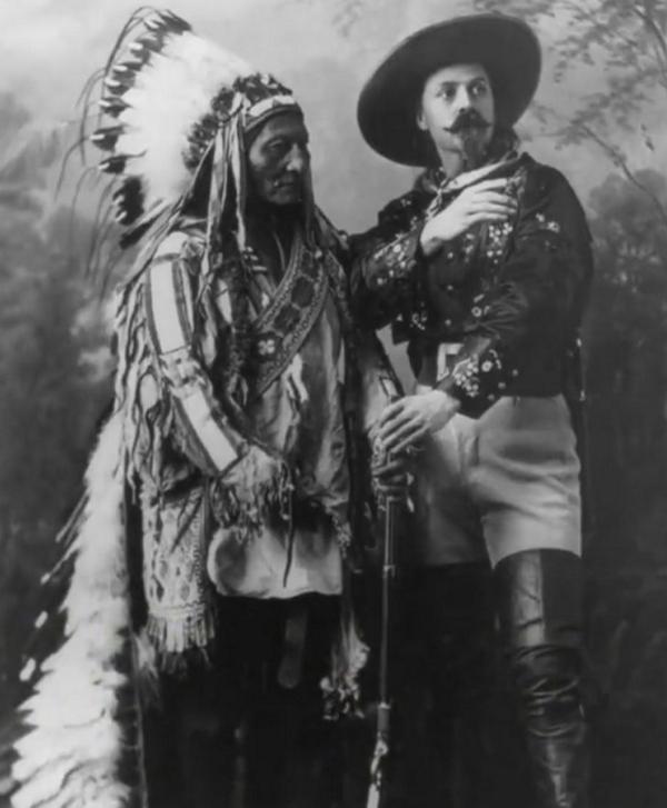 Toro Seduto e Buffalo Bill in posa insieme nel 1885