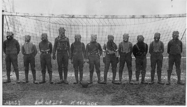 Squadra di calcio di soldati britannici con maschere antigas, Prima Guerra Mondiale, da qualche parte nel nord della Francia 1916
