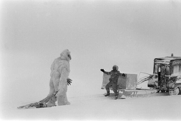 LF could only hire a baby Wampa, meaning Harrison had to ride in front & cajole it. "Here Wampa, come on boy". Or not.