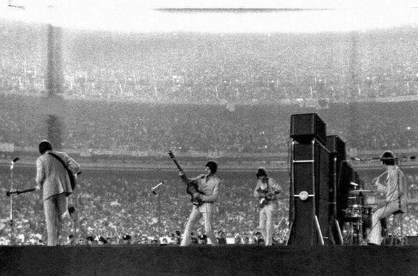 I Beatles allo Shea Stadium, uno dei primi grandi concerti allo stadio della storia, con oltre 55.000 fan, 1965