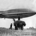 Il dirigibile Zeppelin  collegato all’albero di ormeggio in Bedforshire, prima del suo viaggio verso il Canada, luglio 1928