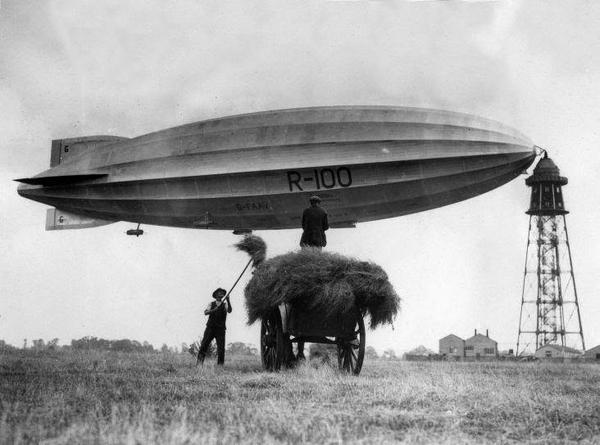 Il dirigibile Zeppelin collegato all'albero di ormeggio in Bedforshire, prima del suo viaggio verso il Canada, luglio 1928