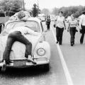 Due frequentatori di Woodstock svenuti sulla loro Volkswagen Beetle, 1969