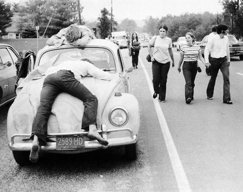 Due frequentatori di Woodstock svenuti sulla loro Volkswagen Beetle, 1969