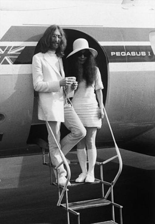 Yoko Ono e John Lennon nel giorno il loro matrimonio, 1969