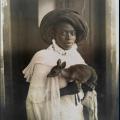 Giovane donna keniota e il suo animale domestico (un cervo) a Mombasa, marzo 1909